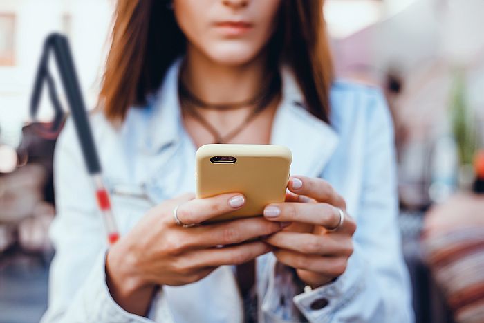 Vrouw met stok en iPhone Vrouw met stok en iPhone