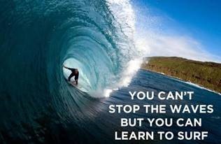 Surfer die op golf surft met tekst "You can't stop the waves, but you can learn to surf"
