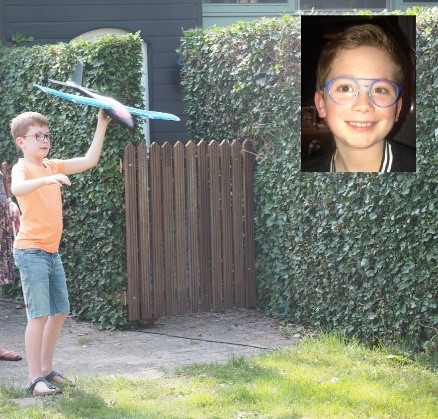 Foto van Mees met een vliegtuig in zijn hand. Foto van Mees met een vliegtuig in zijn hand.