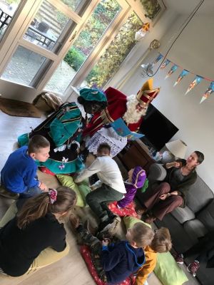 Kinderen zitten bij Sinterklaas