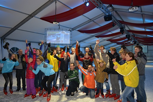 Groepsfoto van deelnemers schaatsfestijn in Breda