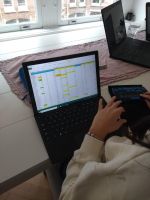 Leerlingen van Visio testen Binas Leerlingen van Visio testen Binas