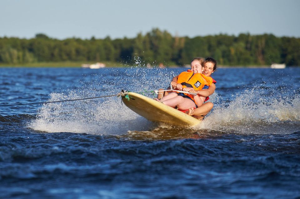 Twee mensen op surfplank