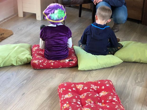Kinderen wachten vol verwachting