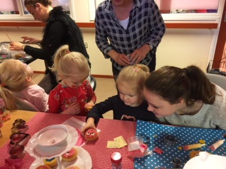 Kinderen tijdens Visio De Vlasborch kerstmarkt
