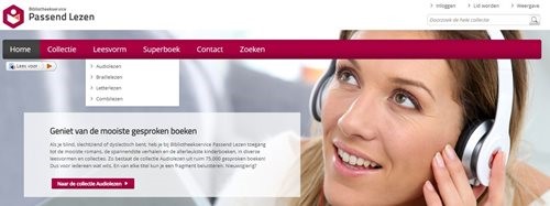 Passend Lezen Audio. Vrouw luistert naar een verhaal. Zij heeft een koptelefoon op. Passend Lezen Audio. Vrouw luistert naar een verhaal. Zij heeft een koptelefoon op.