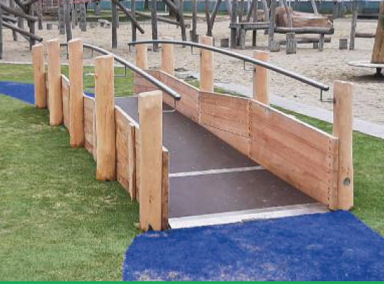 Houten loopbrug met ijzeren leuning Loopbrug