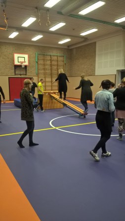 Leren gymles geven aan slechtziende en blinde kinderen
