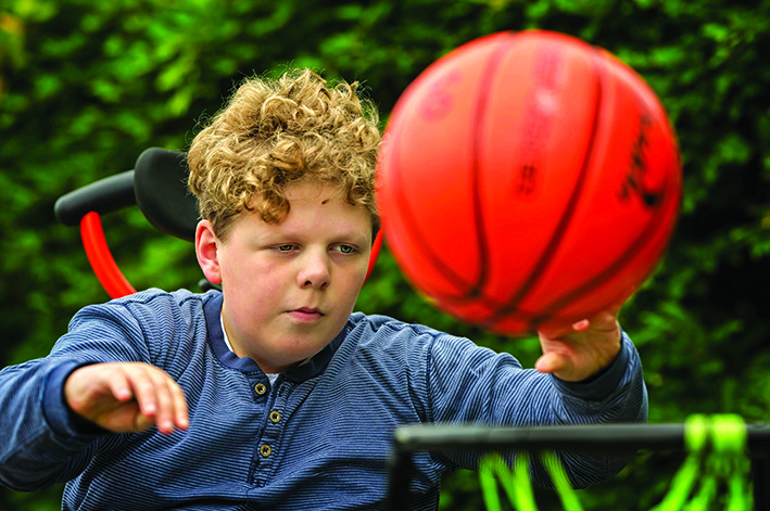 Jongen met basketbal