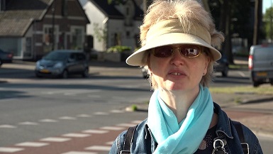 Kirsti op weg bij bushalte lijn 10