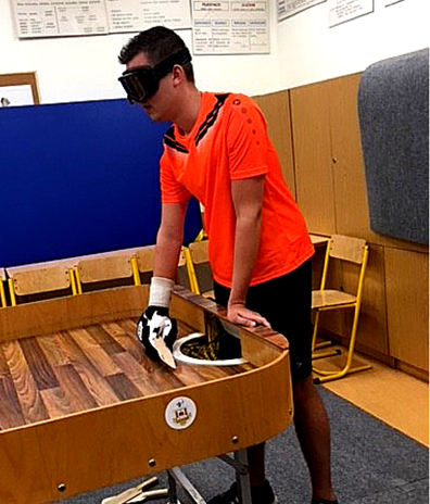 Speler showdown met skibril op aan de speeltafel Speler showdown