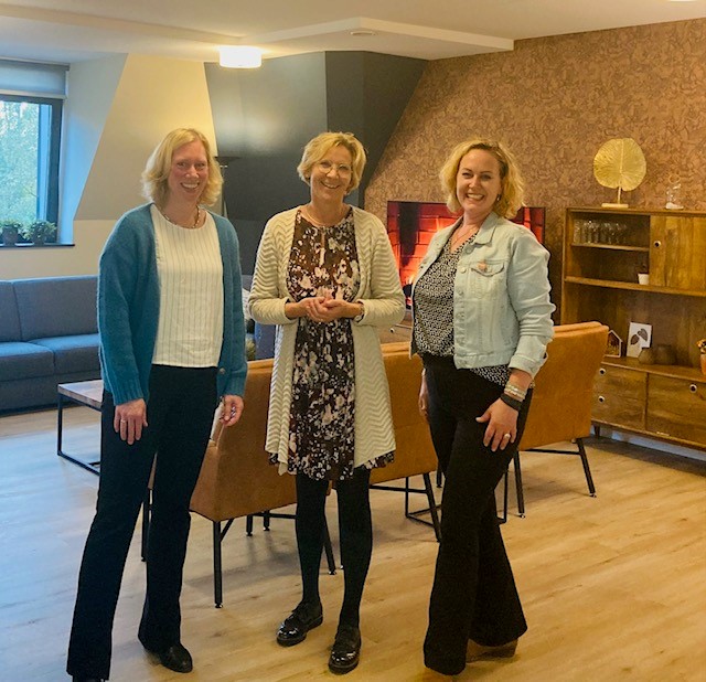 Hanneke de Boer- v.d. Pol, Carla Saathof en Frouck de Boer (vlnr) trots in één van de gemeenschappelijke woonkamers van de Irishof