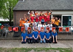 Jongeren opgesteld in de kleur van de Nederlandse vlag