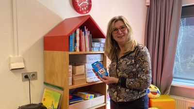 Gedragstherapeut Marjo Nouwen poseert in een klaslokaal bij een kast met speelgoed Gedragstherapeut Marjo Nouwen poseert in een klaslokaal bij een kast met speelgoed